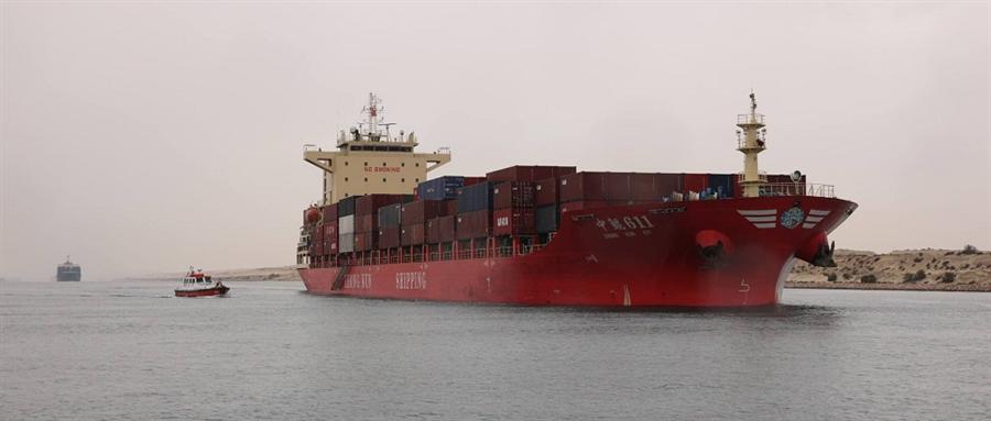 انتظام الملاحة بقناة السويس وعبور 39 سفينة رغم سوء الأحوال الجوية